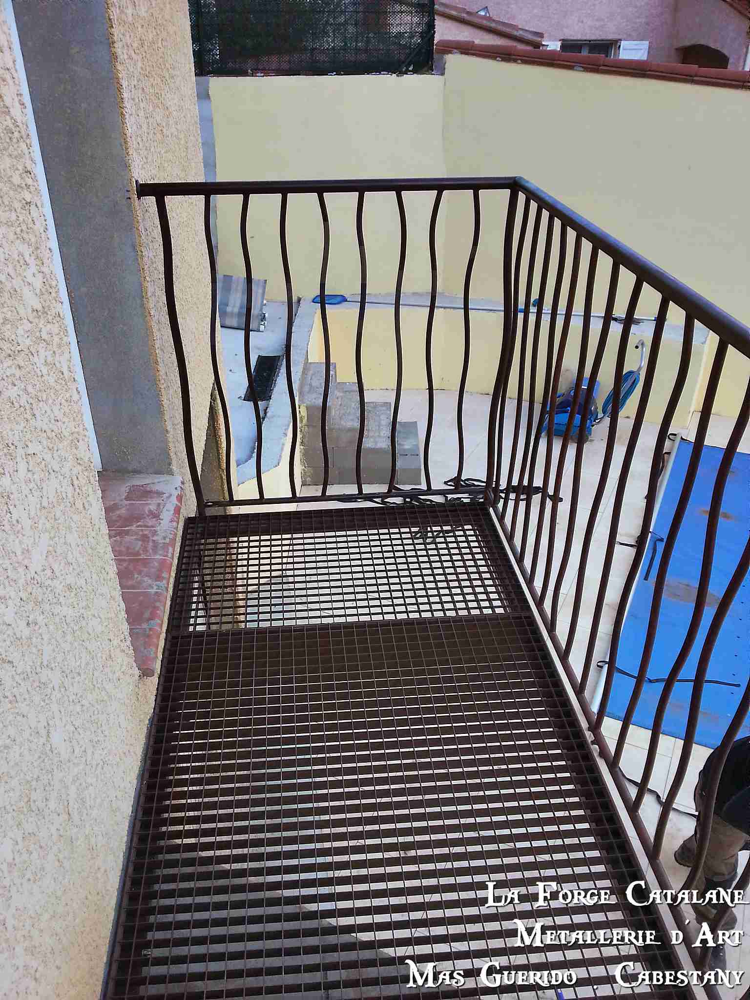 passerelle caillebotis garde corps garde-corps effet tordu fer Forge Catalane Cabestany (2).jpg